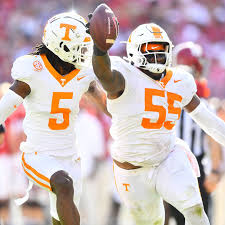 Tennessee defensive lineman catches the ...