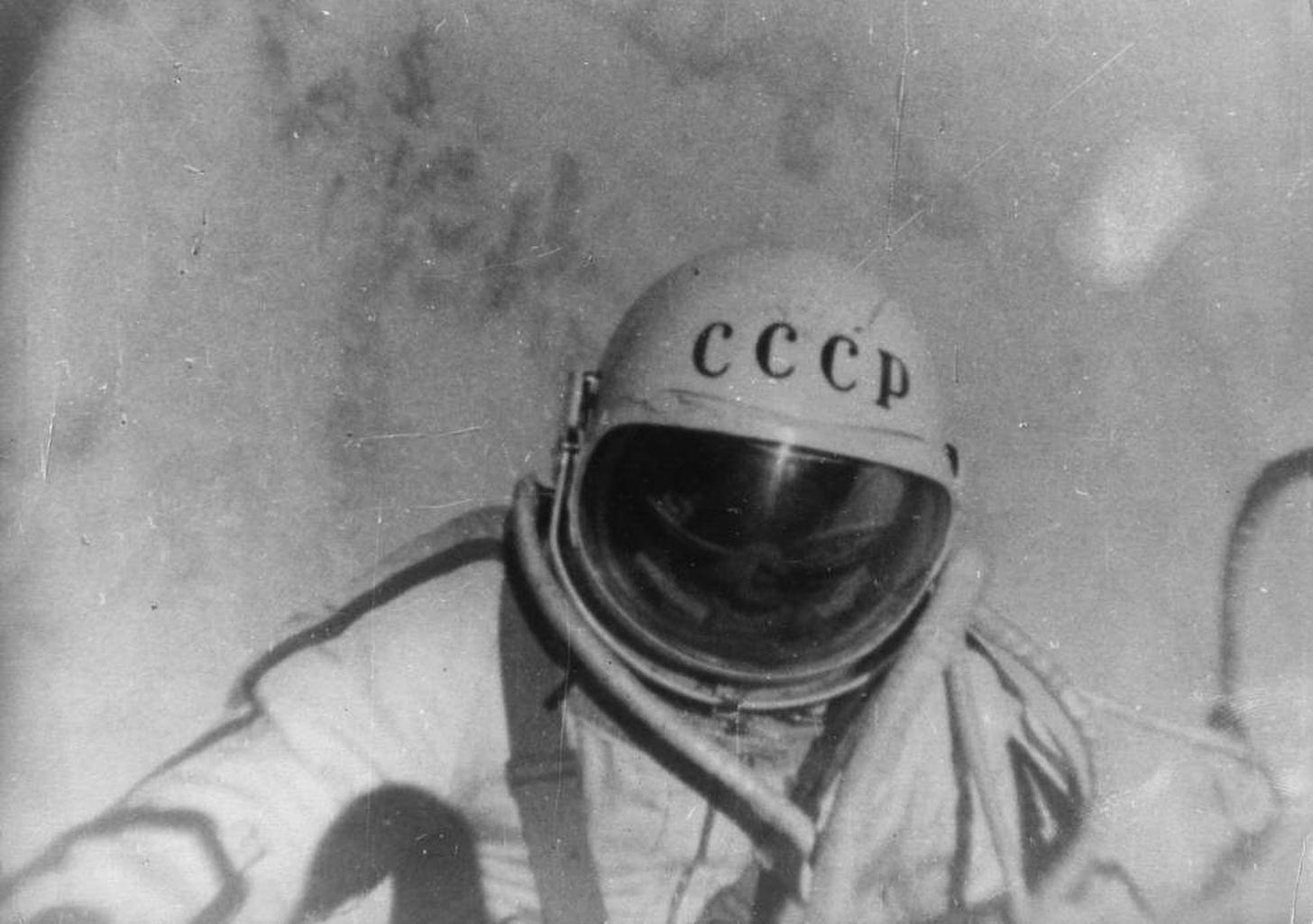Imagen de Leonov en el primer paseo espacial