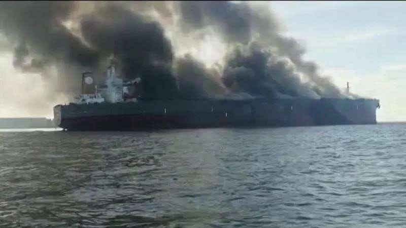 Возле Италии дымится танкер с российской нефтью: на нем раздались два взрыва