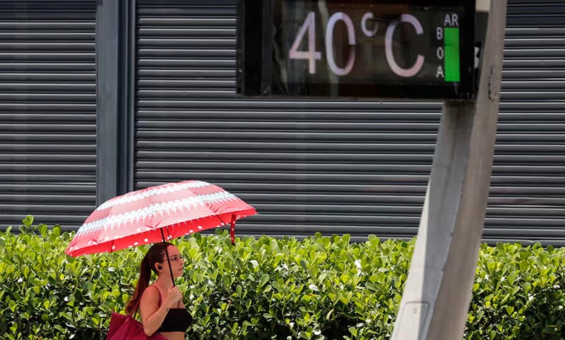 Thermometer saying 40 degrees Celsium and a woman walking with an umbrella to protect her from the sun