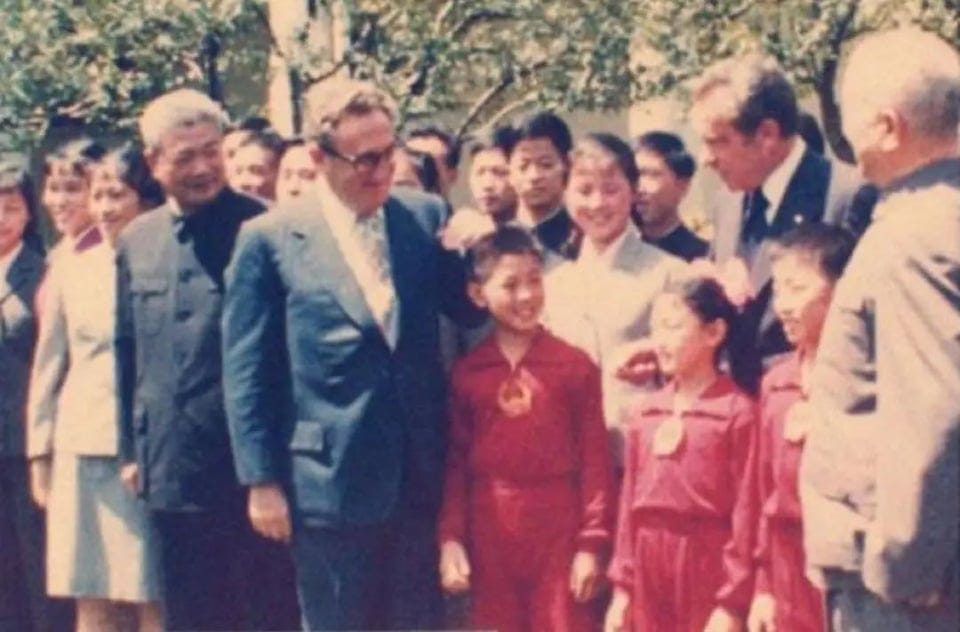 r/HistoryPorn - US President Richard Nixon and Secretary of State Henry Kissinger meeting with members of China's national Wushu team in 1974, the boy next to Kissinger was 11 year-old martial artist Li Lianjie, who later went on to pursue a successful career in Hollywood under the name "Jet Li." …