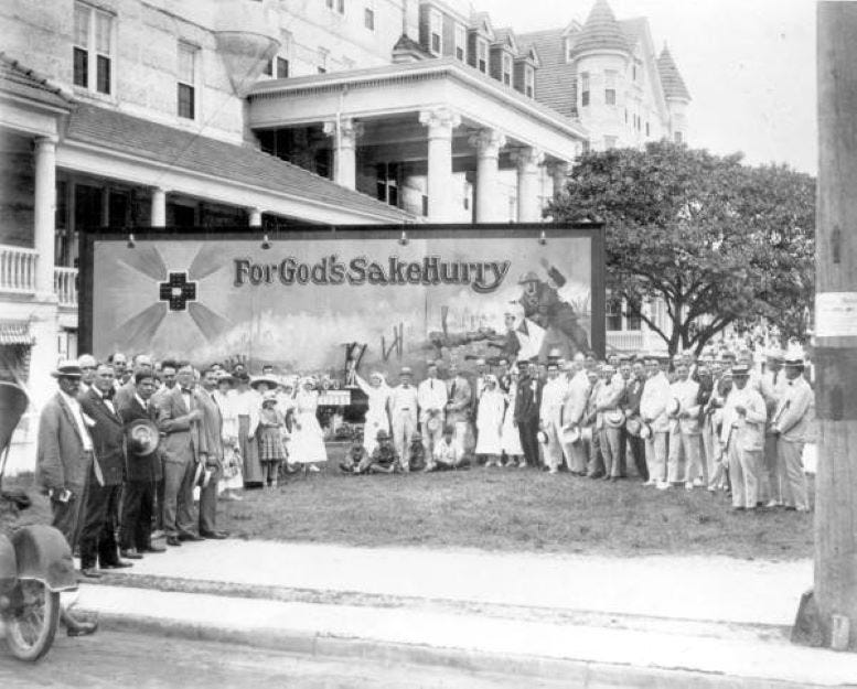 Figure 1: Bond drive in front of the Halcyon Hall Hotel in 1917. Courtesy of Florida State Archives.