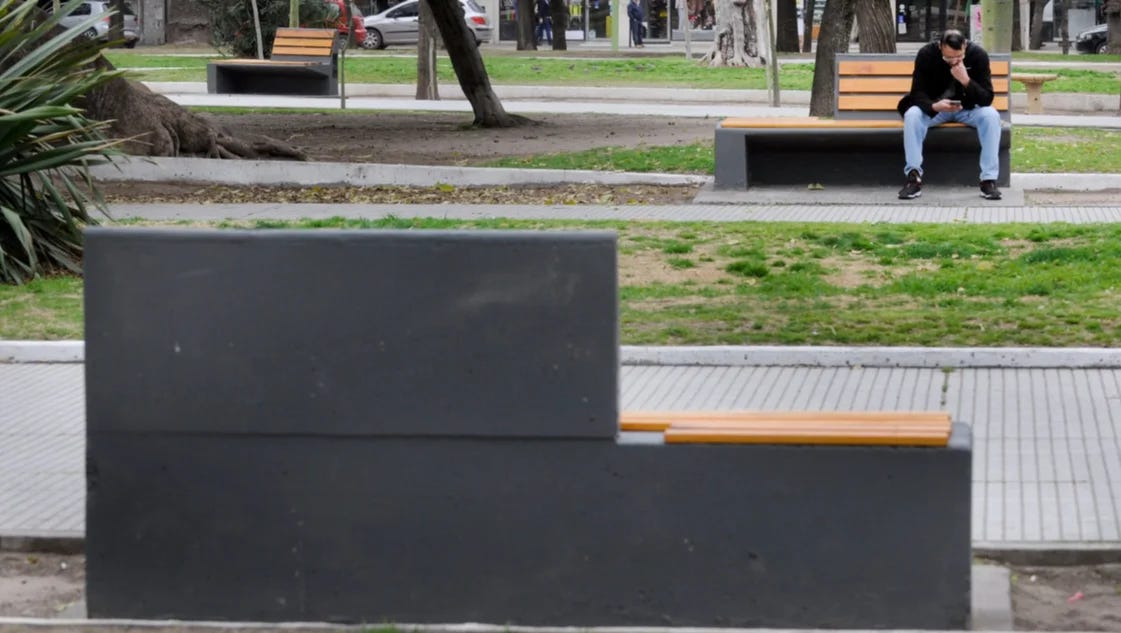 Renovaron los bancos en la plaza Rivadavia