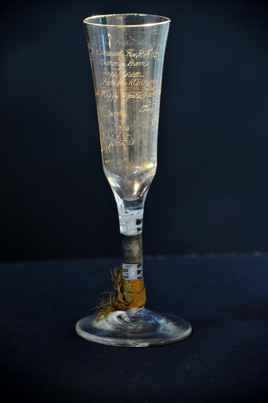 Ein Bild, das Behälter, Glas, Trinkgefäß, Stielglas enthält.

KI-generierte Inhalte können fehlerhaft sein.