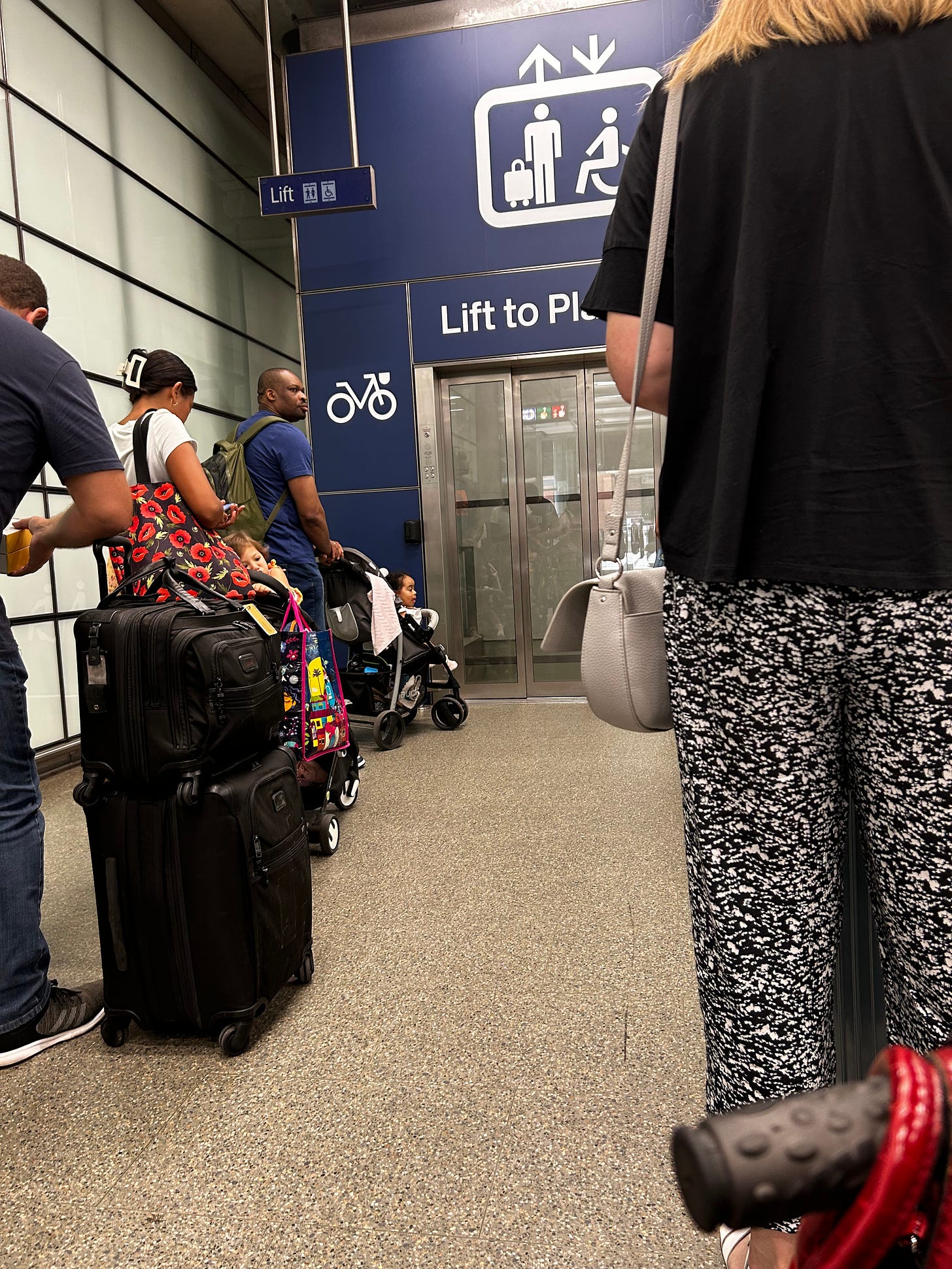 Long queues at the Thameslink lift