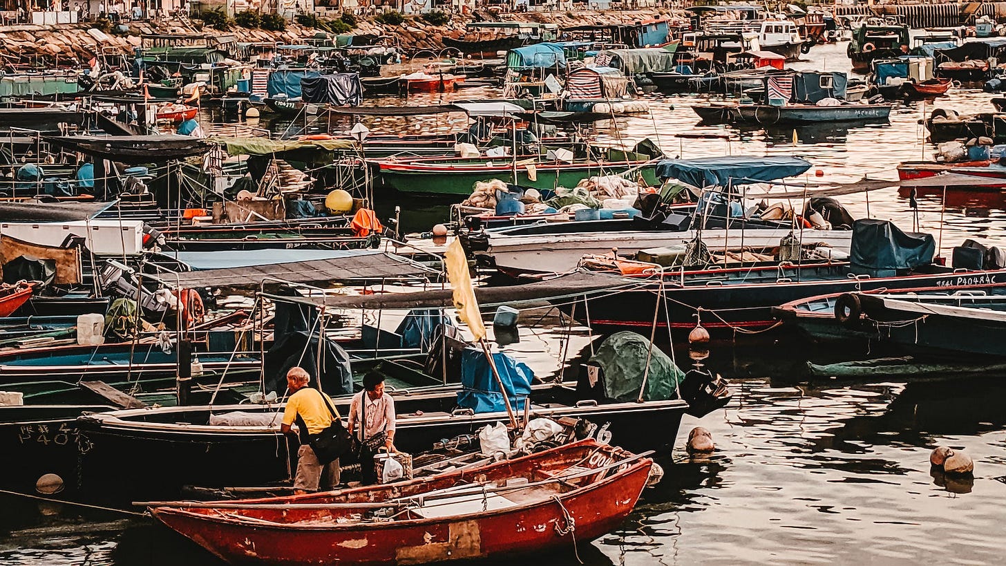 Fotografia em cores de barcos simples de pescadores no mar da China. Fotografia em cores de barcos simples de pescadores no mar da China.