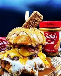 Ol'Dirty Burgers - La nueva locura!! -250g de carne de vacuno. -Doble queso  cheedar. -Doble de panceta . -Cebolla caramelizada. -Salsa ranchera. -Salsa  Lotus. -Cebolla frita crunchy. -Galleta Lotus. Ya disponible fuera