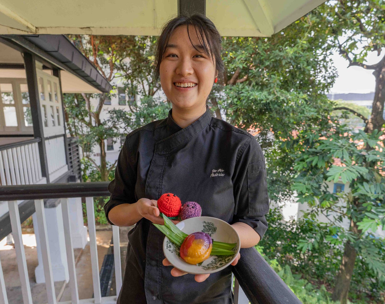 chef yeo min with ang ku kuehs (fake and real)