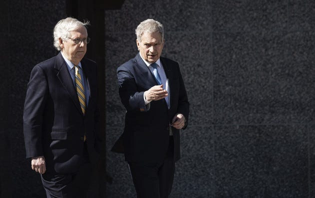 Mitch McConnell and Sauli Niinistö stand side by side.