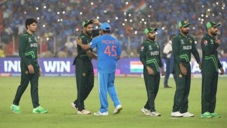 Les capitaines des équipes indienne et pakistanaise de cricket se serrent la main à l'issue d'un match