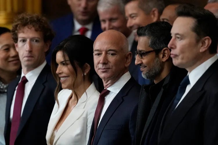 Foto da posse do Trump com Zuckemberg, Bezos e Elon Musk, todos de terno. Ao redor deles têm outras pessoas vestidas de terno.