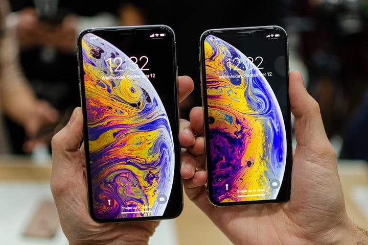 iphone xs xs max in hands