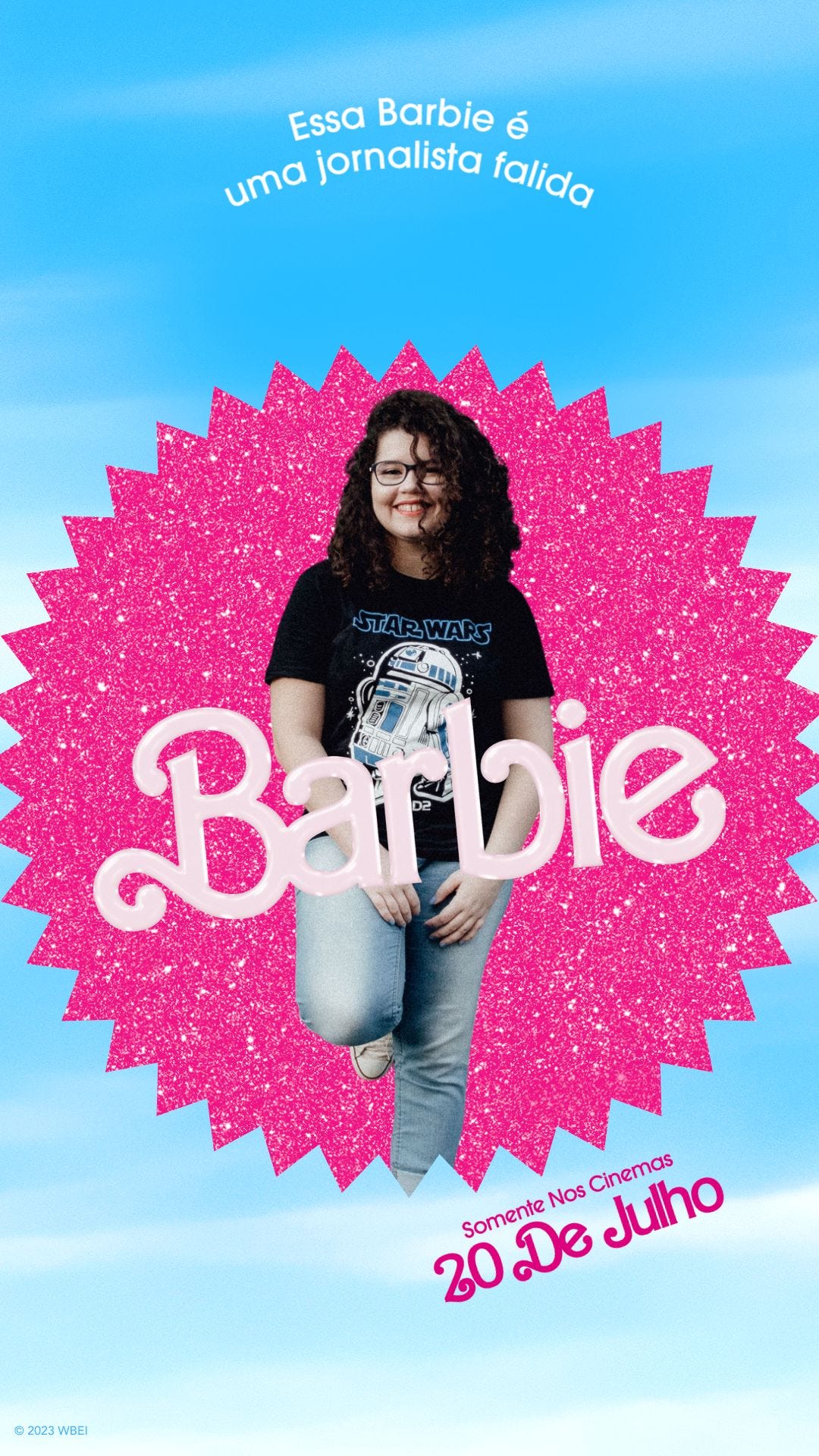 Imagem do poster do filme Barbie. Eu estou no centro sorrindo, atrás há um círculo rosa e a palavra Barbie está escrita. No topo da imagem, a legenda "essa Barbie é uma jornalista falida"