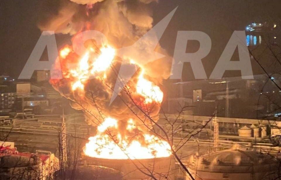 В ночь на 14 марта в российском Туапсе прогремели взрывы. Местные заявляют об атаке на НПЗ. Там горит один из резервуаров.