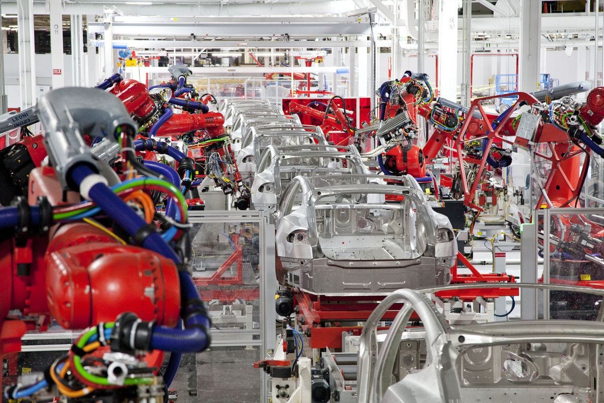 Linha de produção da Tesla, famosa por ter uma linha de produção com praticamente todas as etapas automatizadas. Uma revolução produtiva para montadores de carro.