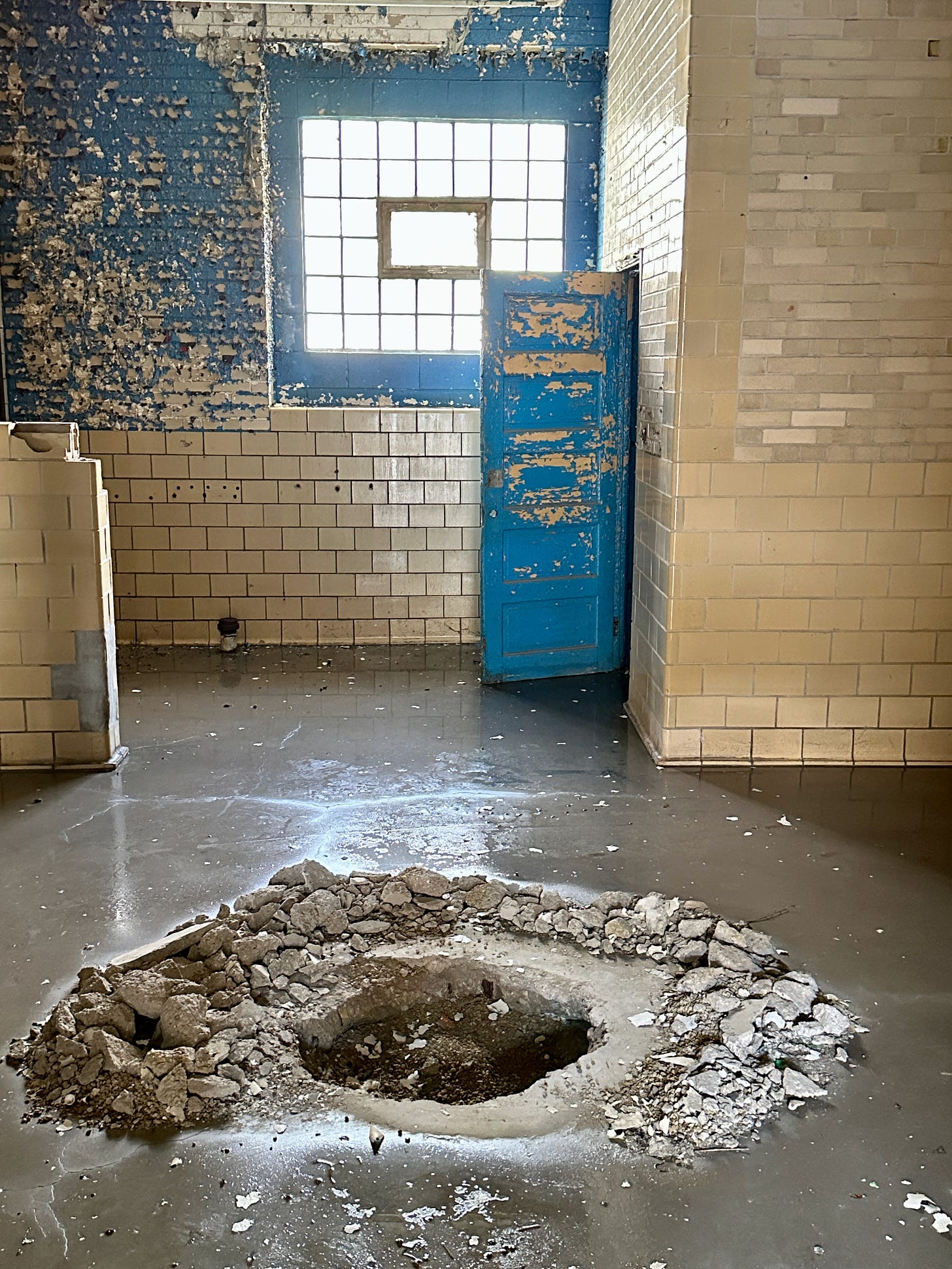 27 April 2024: This is actually a “fake” hole, used not too long ago in an episode of TV’s “Prison Break.”