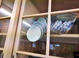 Explicação visual do Gato de Schrödinger, usando pratos. Só abrindo a porta  para saber se os pratos vão quebrar ou continuar inteiros. Fonte da foto:  Osama Madkhali no Twitter - Espaço da