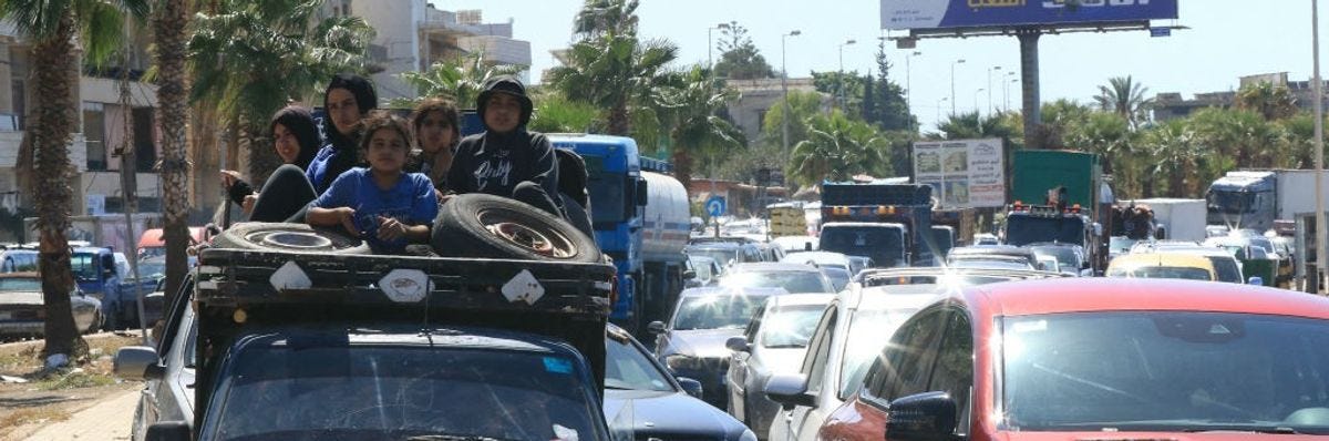 Une famille est photographiée en train d'attendre dans un embouteillage dans le sud du Liban