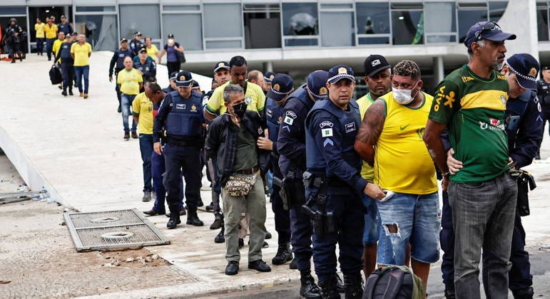 200 pessoas foram presas e 40 ônibus, apreendidos', informa Dino - Notícias  - R7 Brasília