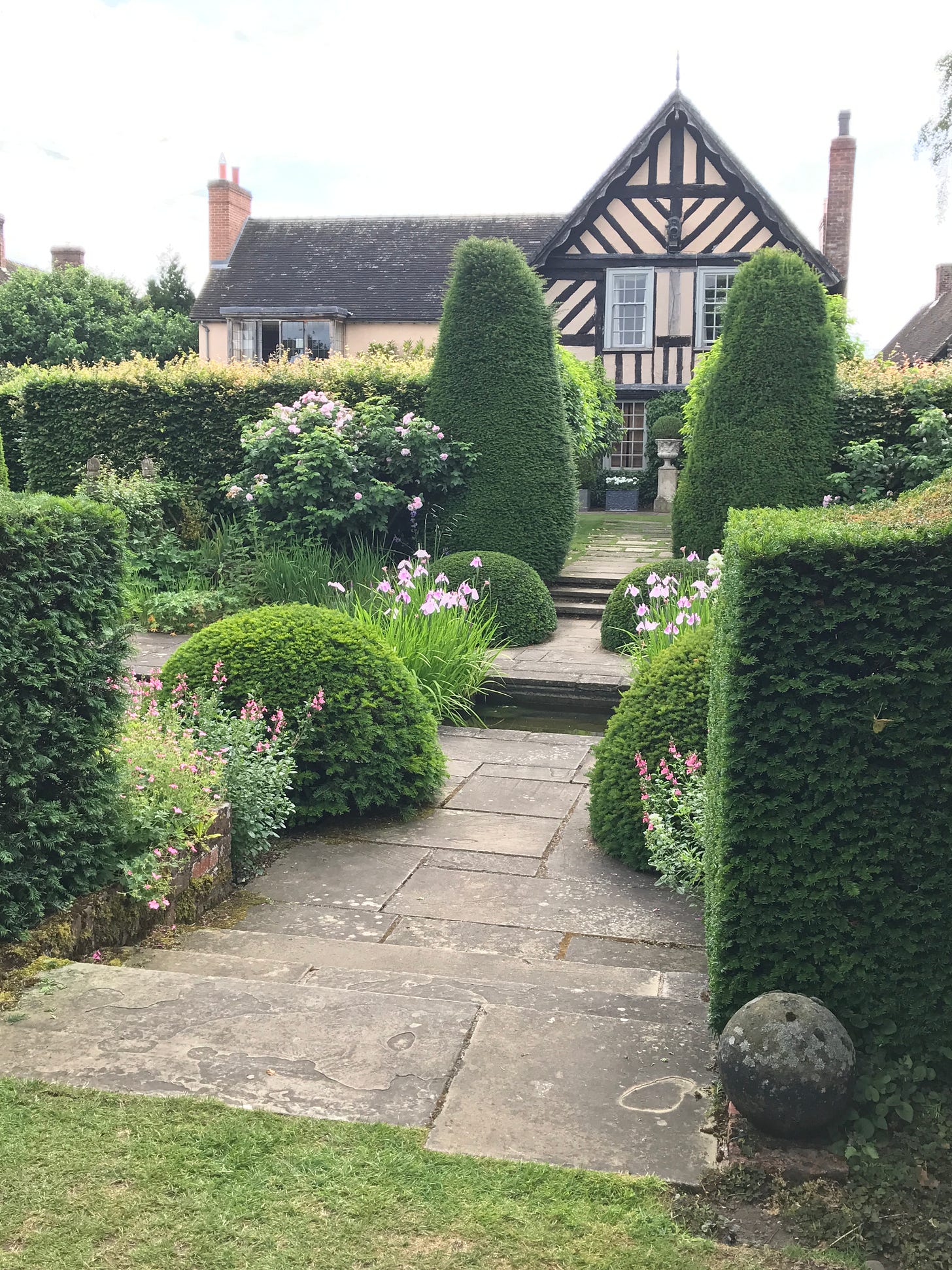 It adds to the coziness of this garden that you can easily see the house from any garden you are in. It adds to the coziness of this garden that you can easily see the house from any garden you are in.