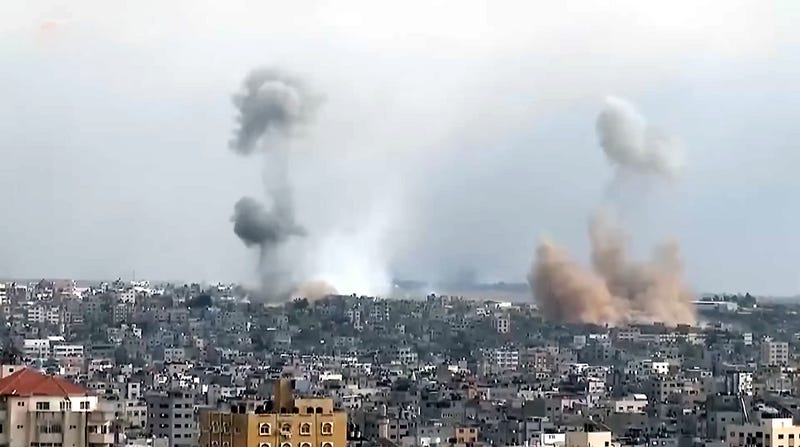 File:Smoke rising from Israeli airstrikes on Gaza Strip buildings.png