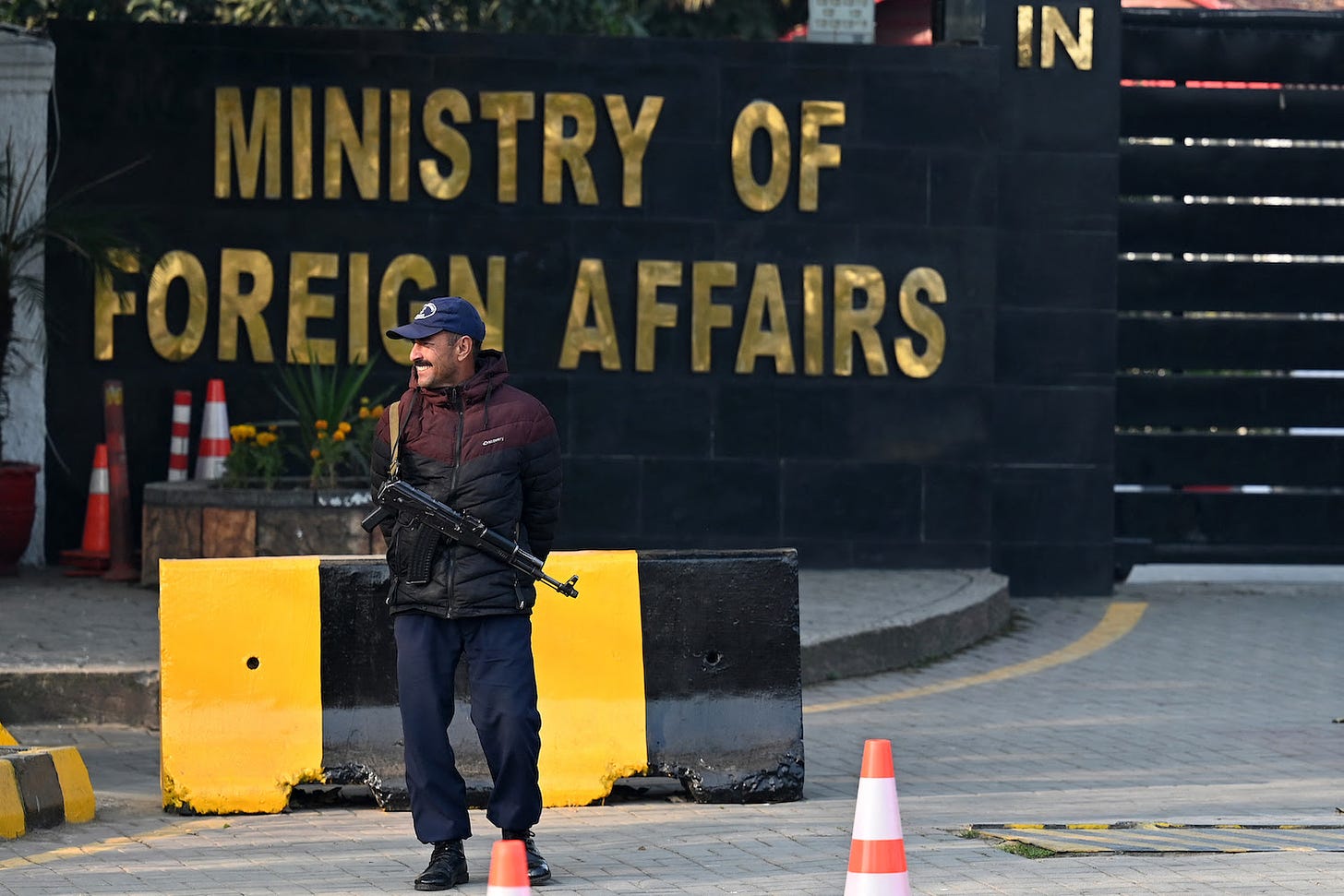 A police officer stands guard outside Pakistan’s foreign ministry.