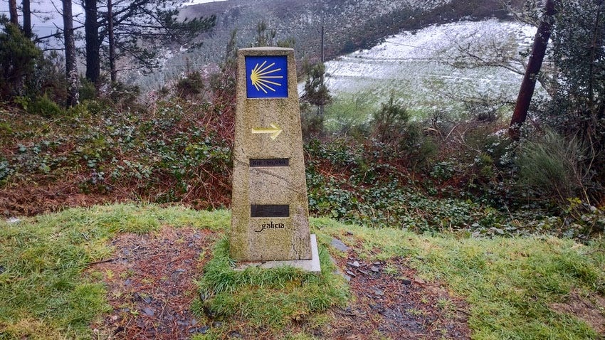 Primer mojón del Camino Primitivo en Galicia