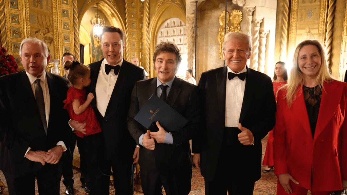 El presidente de Argentina Javier Milei junto al Ppresidente electo de Estados Unidos Donald Trump y el empresario Elon Musk.