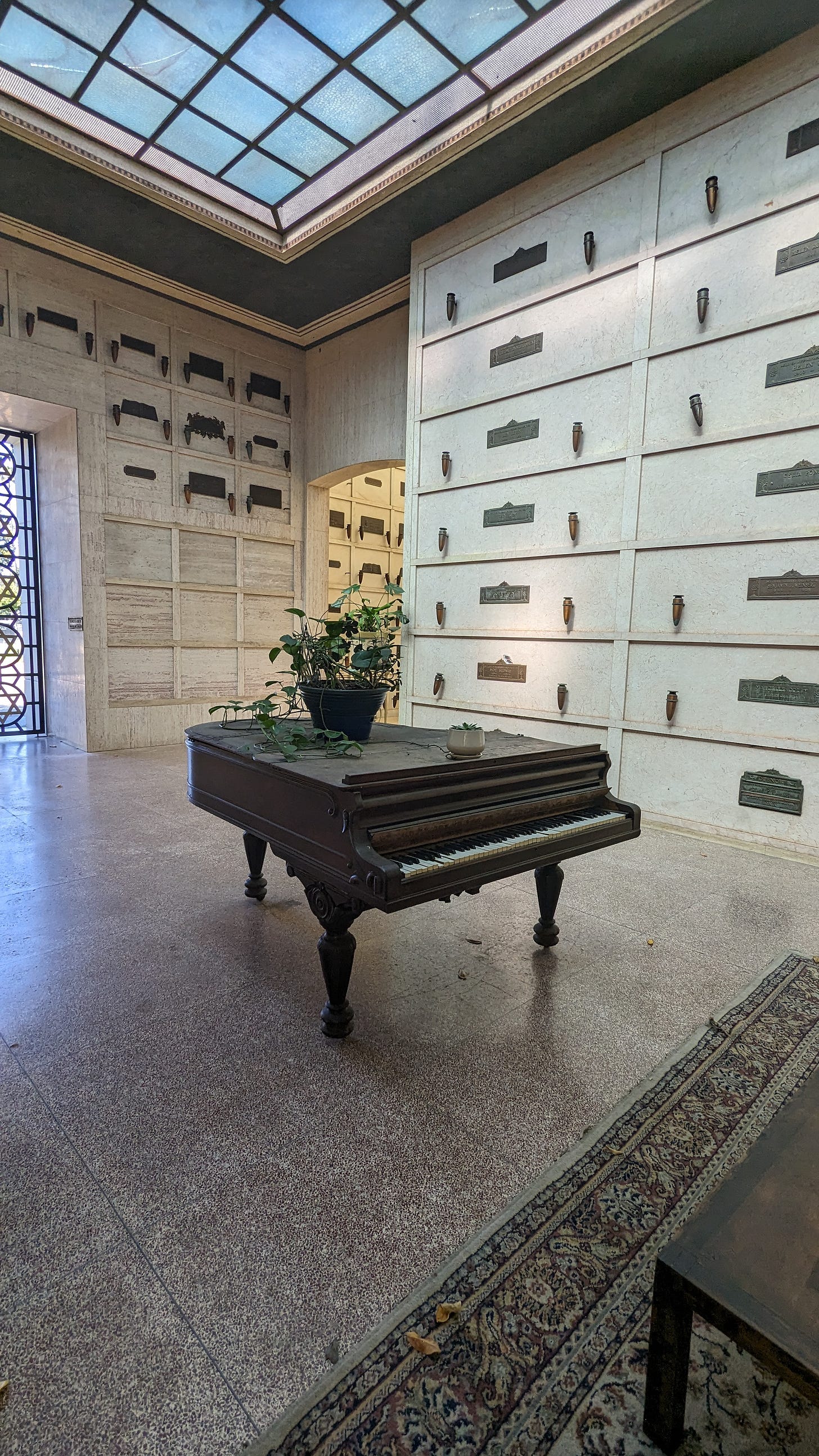 An old grand piano at the entrance to a Jewish mausoleum