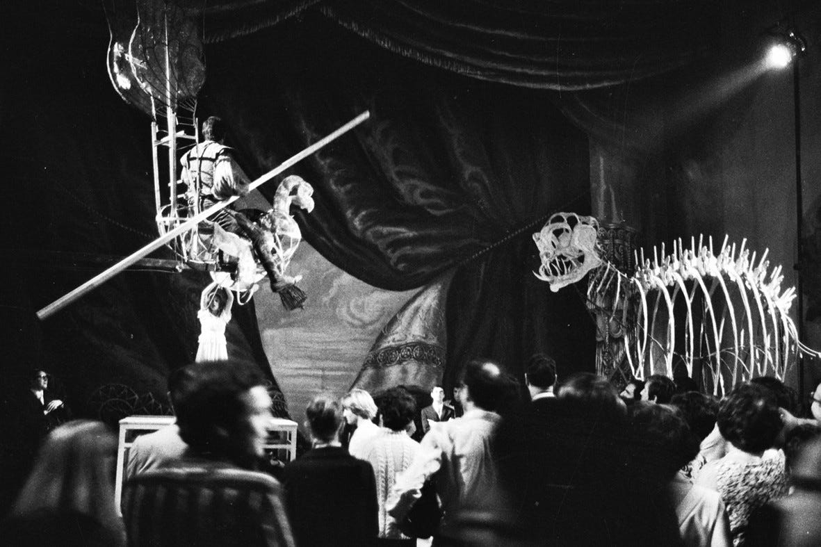 foto di scena dall'orlando furioso di luca ronconi del 1969 con attori e pubblico