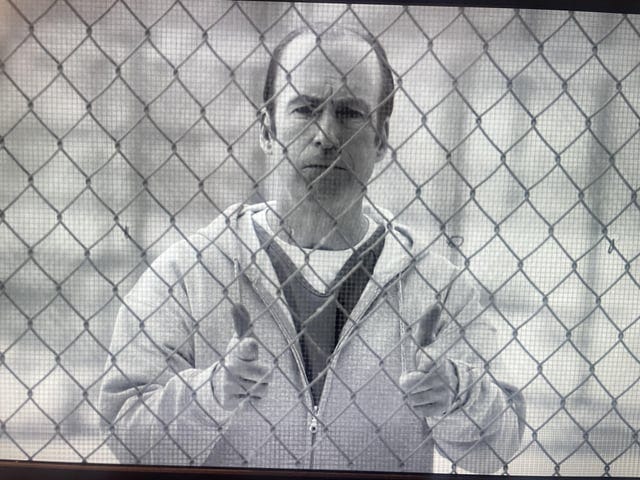 For anyone who was bummed that Kim didn't do finger guns back, look closer.  : r/betterCallSaul