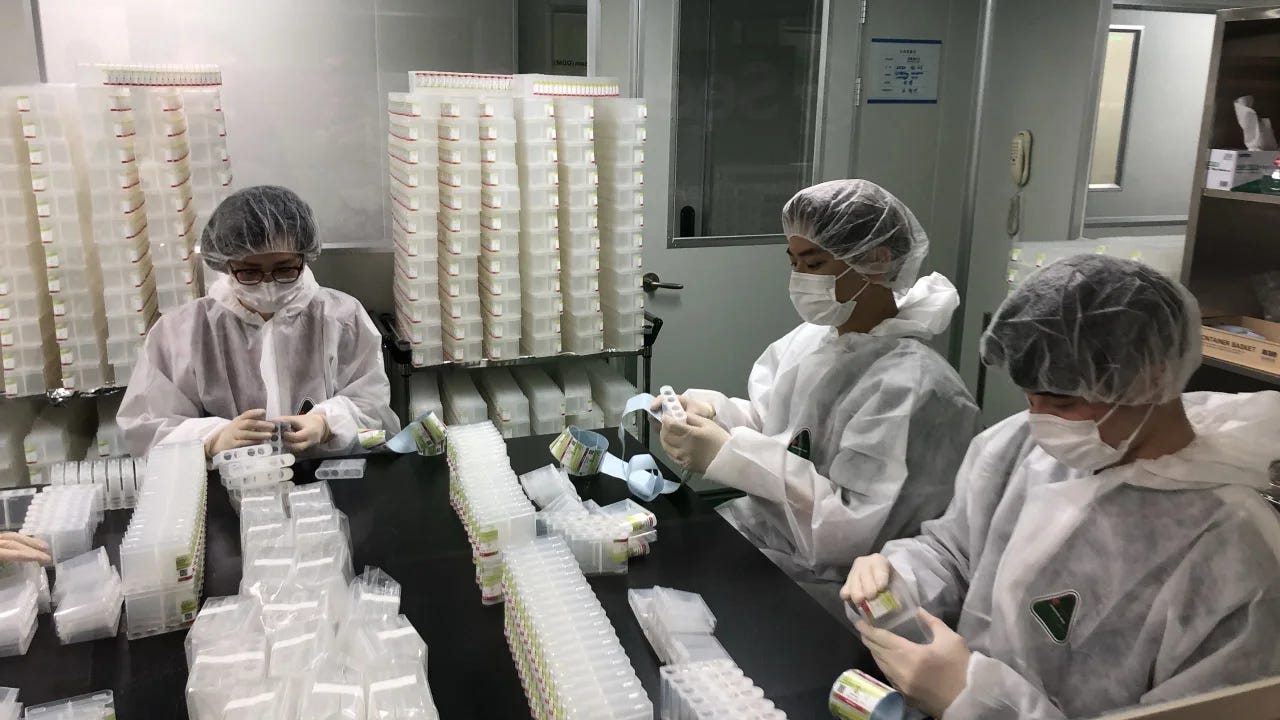Staff at one of Seegene’s facilities in Seoul; Courtesy of CNN Staff at one of Seegene’s facilities in Seoul; Courtesy of CNN
