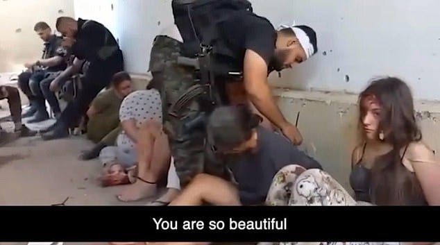 Kaapattujen vanhemmat ovat tehneet tuskallisen päätöksen julkaista kuvamateriaalin (kuvassa), sillä heidän tyttärensä ovat yhä panttivankeina yli seitsemän kuukautta myöhemmin. Yksi videolla (kuvassa) esiintyvistä Hamasin terroristeista, jotka pitävät heitä vankina, sanoo naisille: "Olette niin kauniita".