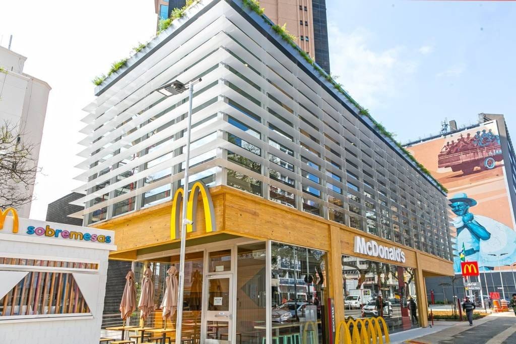 Fachada do restaurante McDonald's com 60 atributos de sustentabilidade (McDonald's/Divulgação)