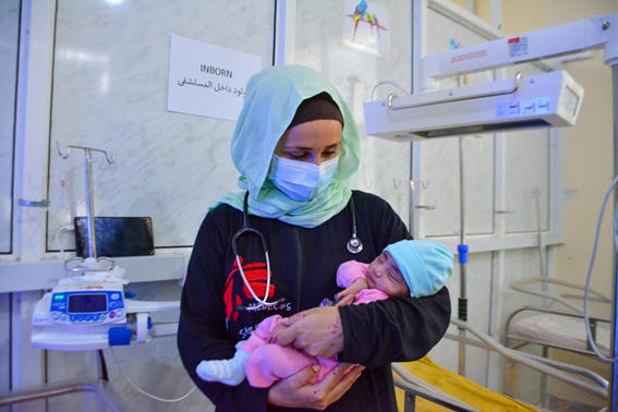 Monica Costeira no período em que foi pediatra na unidade neonatal do hospital materno-infantil Al-Qanawis, apoiado pelos Medicos Sem Fronteiras em Hodeidah, no Iêmen.