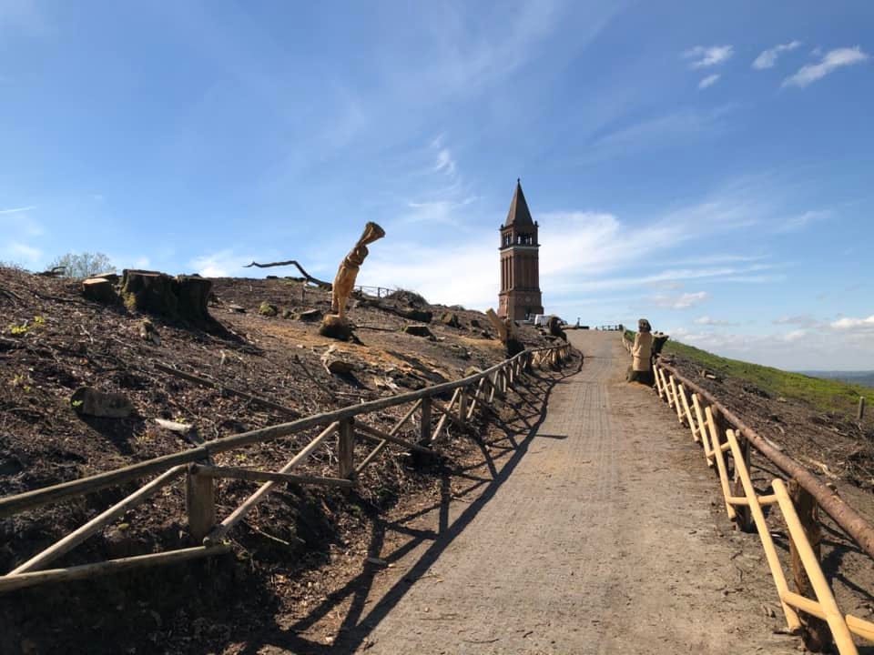 Kan være et billede af 1 person og monument