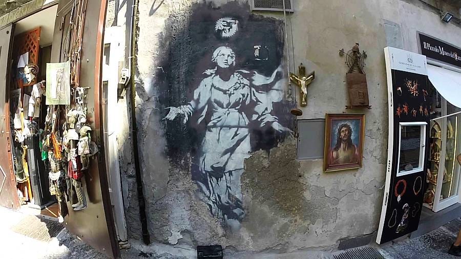 Madonna Con La Pistola, Neapol. (fot. Dario Licandro / YouTube)
