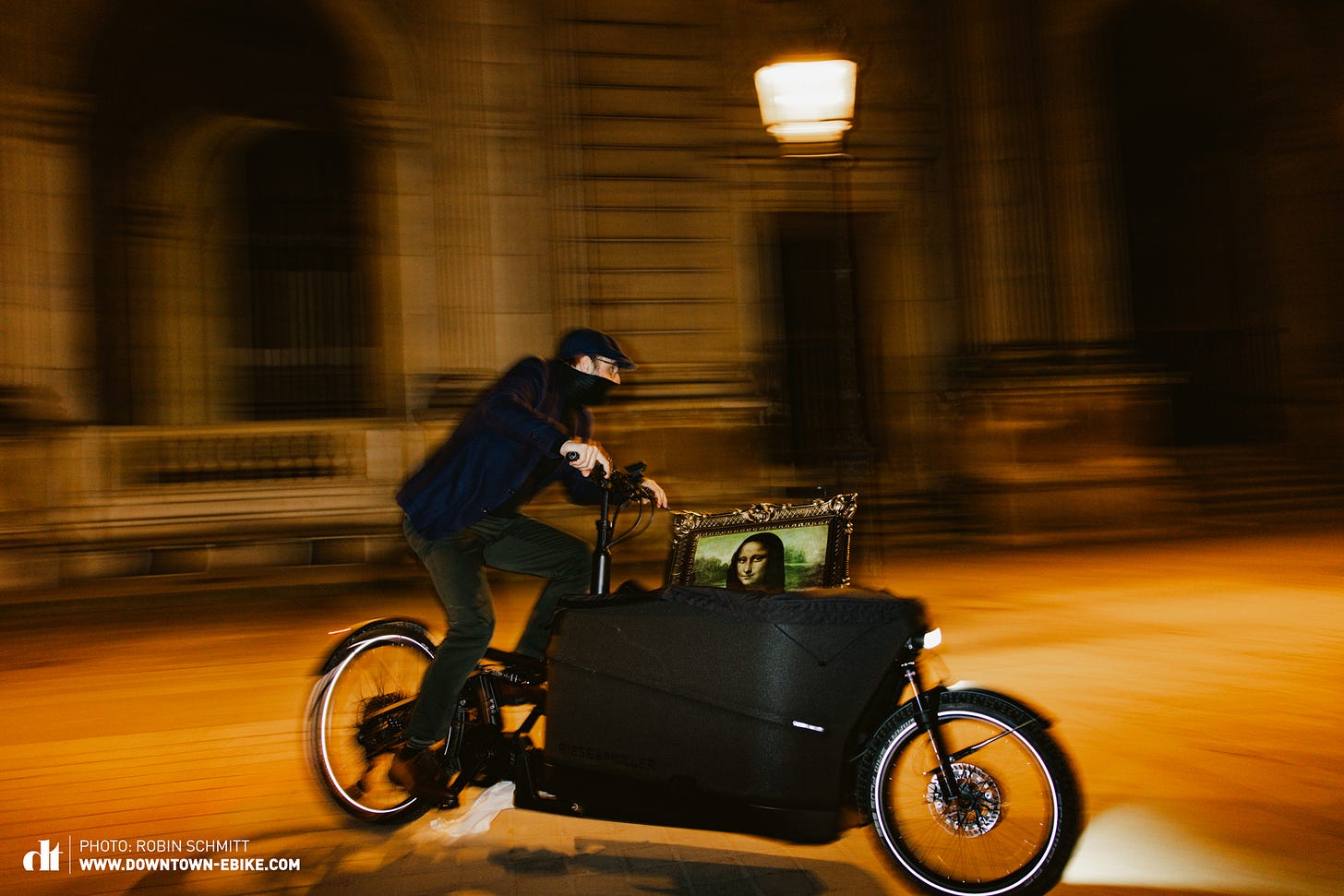 Un voleur de la joconde dans un velo cargo