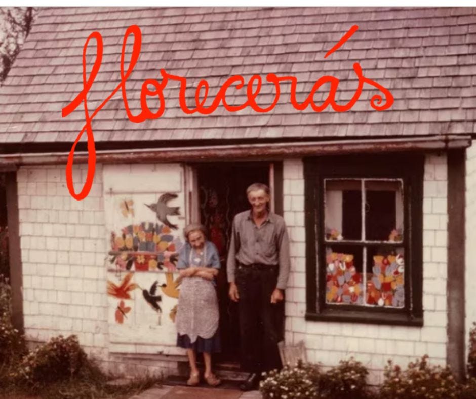 Foto de la casa de Maud Lewis con ella y su marido posando en la puerta. Arriba he añadido la palabra ''florecerás'' en un color rojo intenso. 