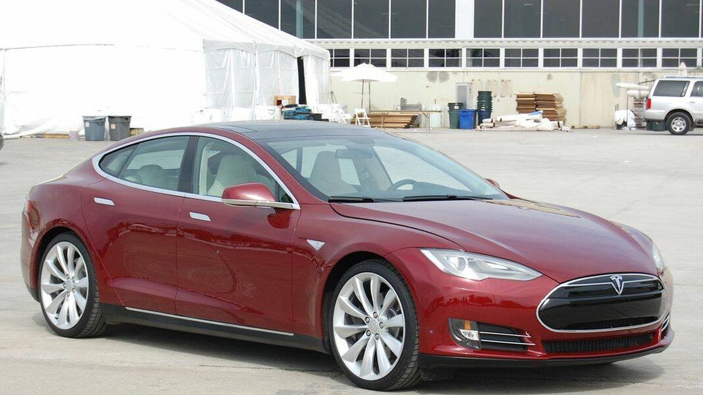 El fin de Tesla: cómo la industria está derribando al gigante con pies de  barro