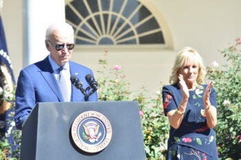 (NEW) US President and First Lady Joe and Jill Biden deliver remarks to celebrate the Americans with Disabilities Act and Pride Month at the White House. September 28, 2022, Washington, D.C, USA:
U.S. President Joe Biden and First Lady Jill Biden highlighted the incredible progress the country has made since the passage of the ADA; Americans with Disabilities Act and acknowledged those who are working to ensure we live up to the full promise of the law in the Rose Garden at the White House. Credit: Kyle Mazza/TheNews2 (Foto: Kyle Mazza/TheNews2/Deposit Photos)