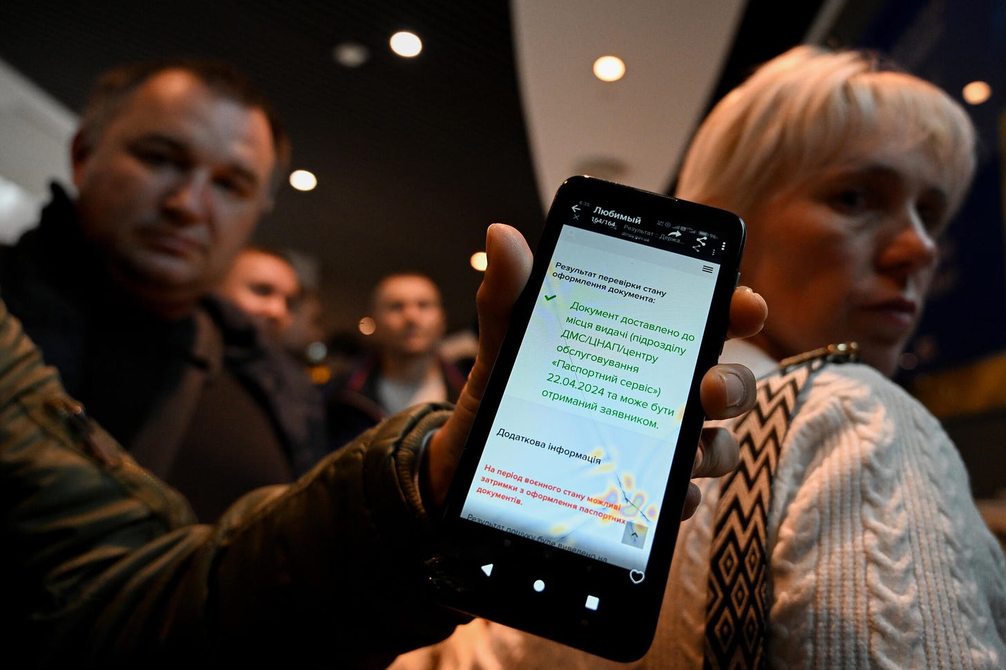 Az ukránok azt mondták, hogy üzenetet kaptak, hogy útlevelük készen áll, de nem engedték be őket a varsói irodába