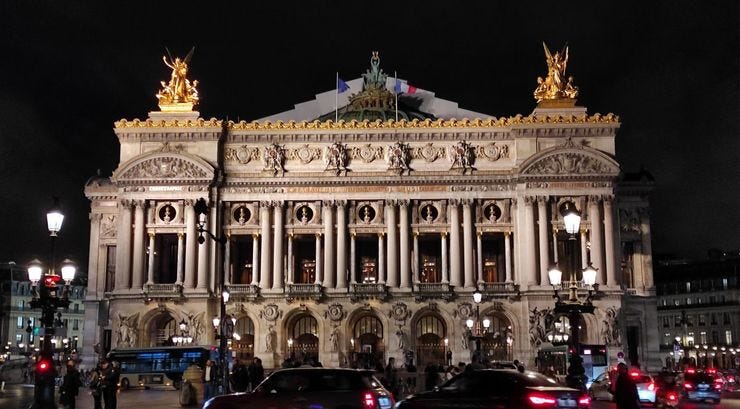 Από τότε που χτίστηκε η Όπερα της Βαστίλης, η Opéra Garnier,  χρησιμοποιείται για κονσέρτα και κυρίως παραστάσεις μπαλέτου.