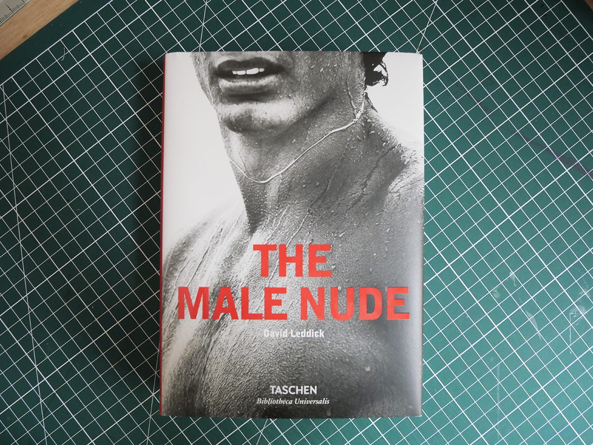 Couverture du livre The Male Nude de David Leddick aux éditions Taschen. Elle représente un homme nu et mouillé mais cadré de sorte à ce qu'on ne voit que le bas de son visage et le haut de son torse.
