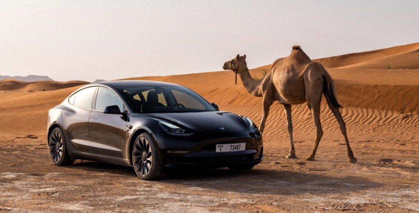 Tesla quiere que miremos mientras prueba sus coches en el calor extremo de  Dubái. Algo que el resto de marcas lleva siglos haciendo