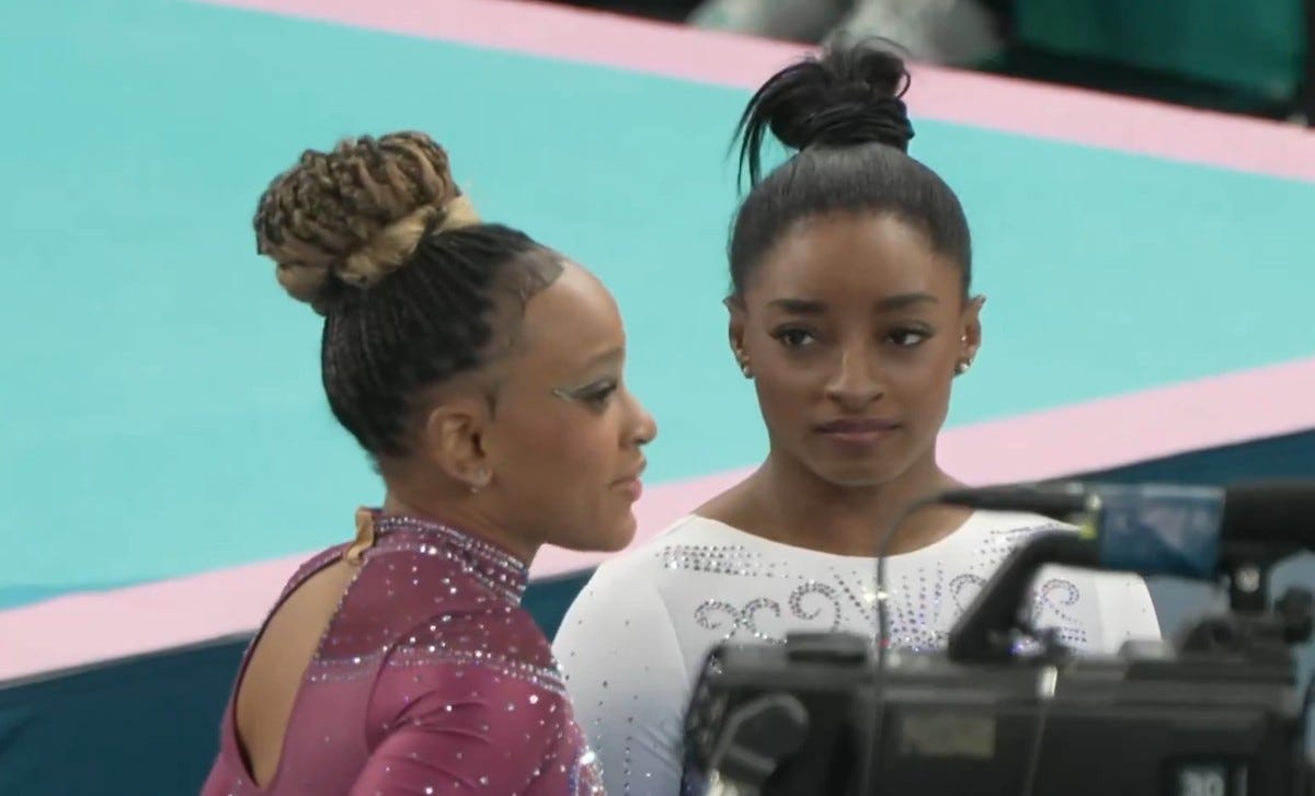 Rebeca Andrade supera Simone Biles e é ouro no solo; Internet 'surta'