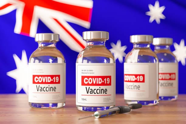 covid-19-vaccin med australisk flagga - covid vaccines australia bildbanksfoton och bilder