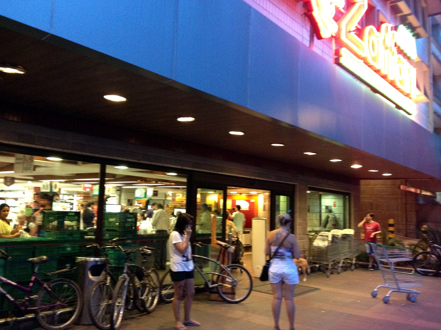 Maior rede de supermercados de Porto Alegre não oferece estrutura adequada  para bicicletas. | Vá de Bici