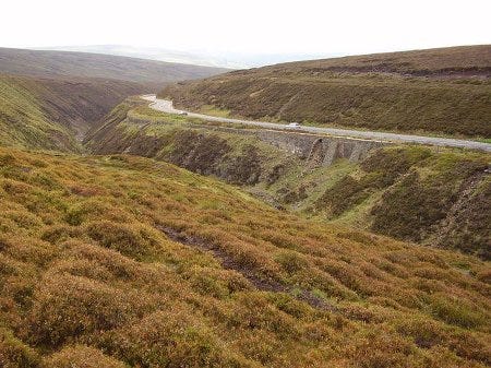 Un panorama sur la route anglaise dite de "Snake Pass"