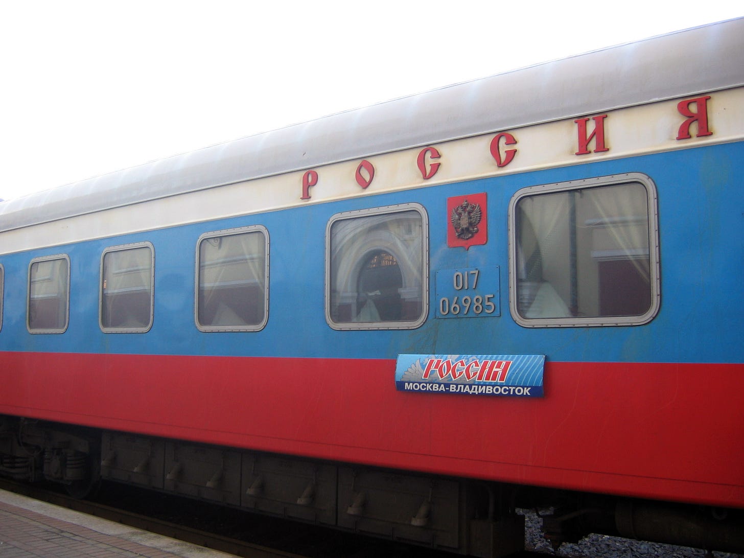 un treno russo della linea transiberiana di colore blu e rosso